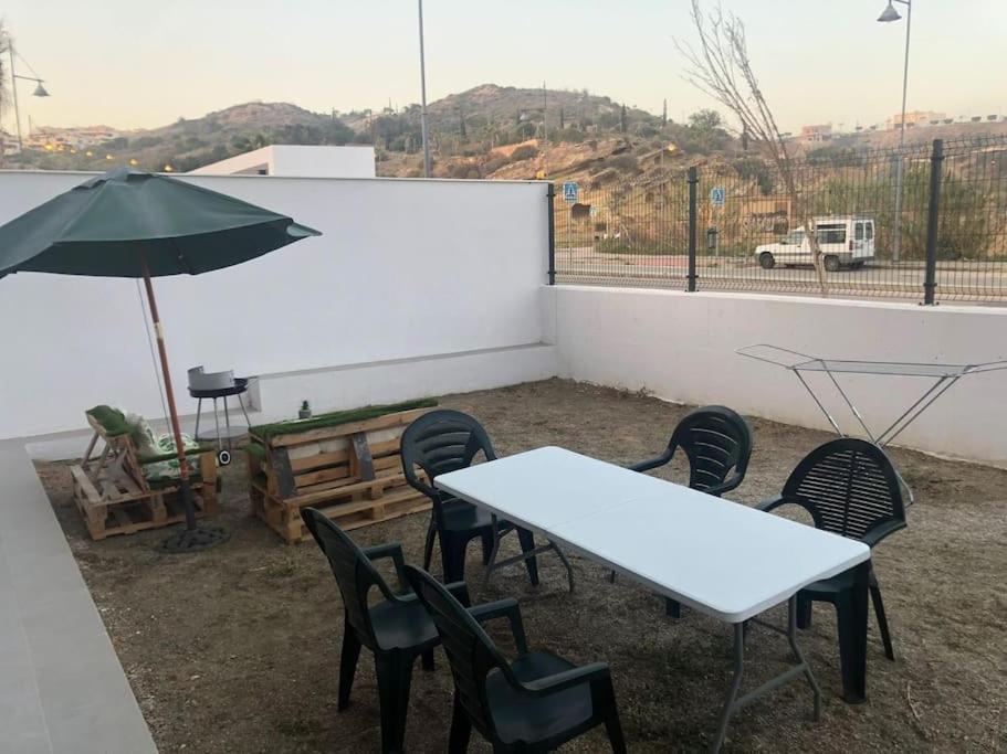 Bajo Con Jardin En Primera Linea De Playa Málaga Exterior foto