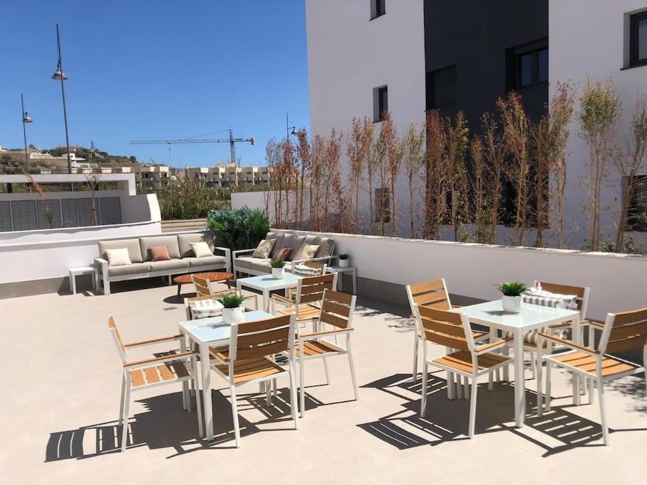 Bajo Con Jardin En Primera Linea De Playa Málaga Exterior foto