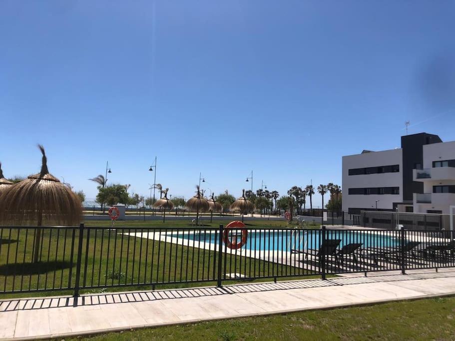 Bajo Con Jardin En Primera Linea De Playa Málaga Exterior foto