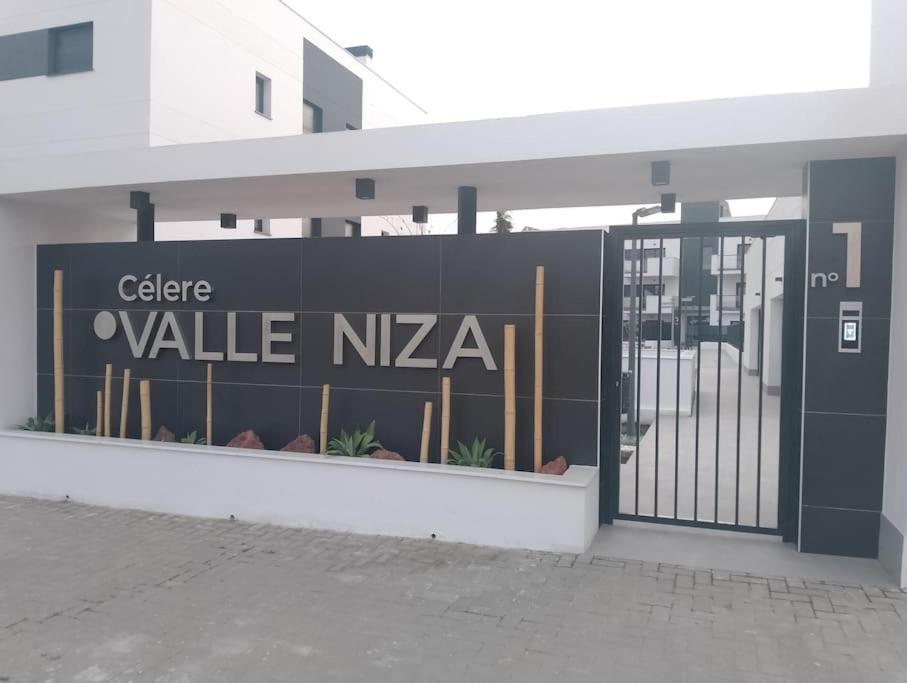 Bajo Con Jardin En Primera Linea De Playa Málaga Exterior foto