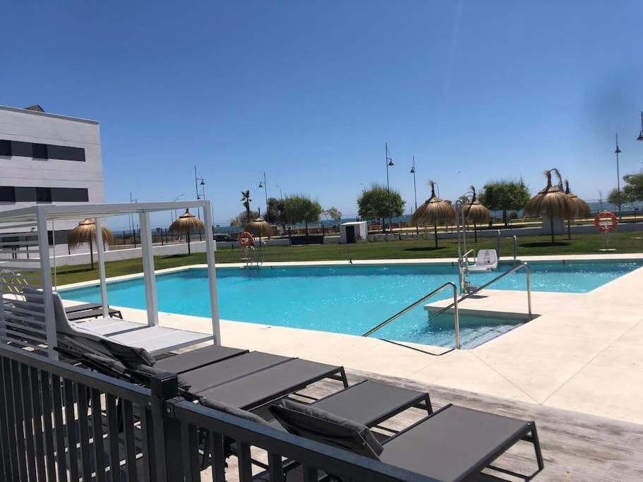 Bajo Con Jardin En Primera Linea De Playa Málaga Exterior foto