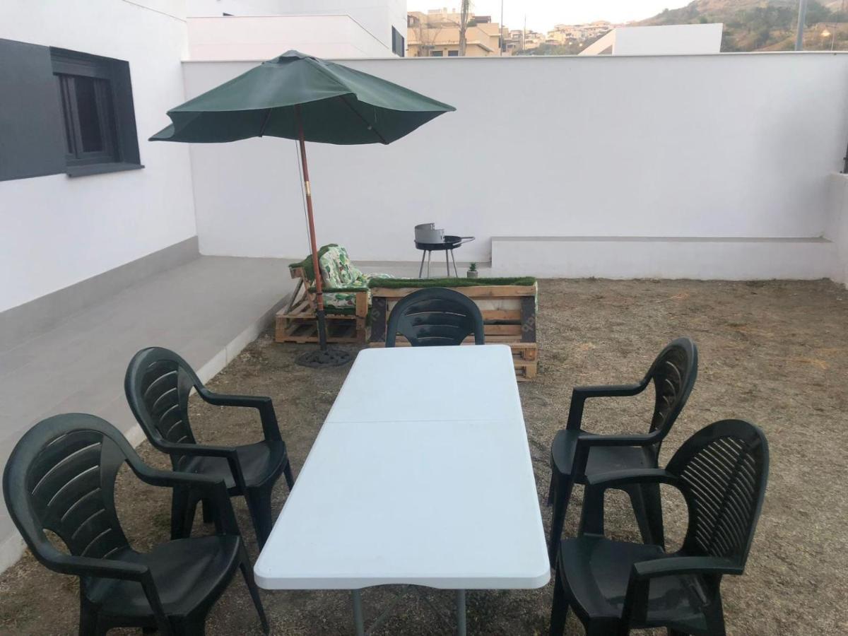 Bajo Con Jardin En Primera Linea De Playa Málaga Exterior foto